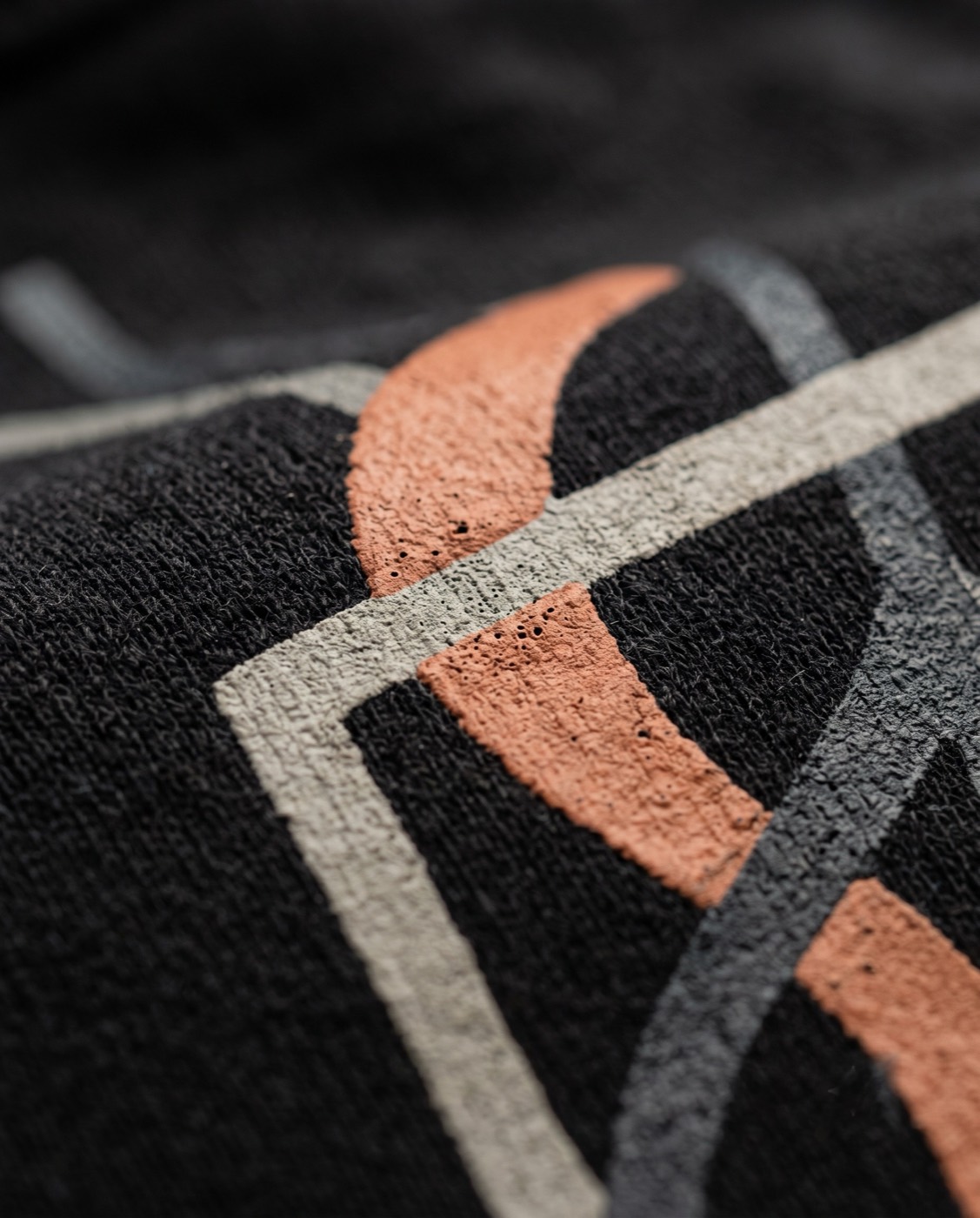 Detalle de estampado en proceso de manufactura Distintivo